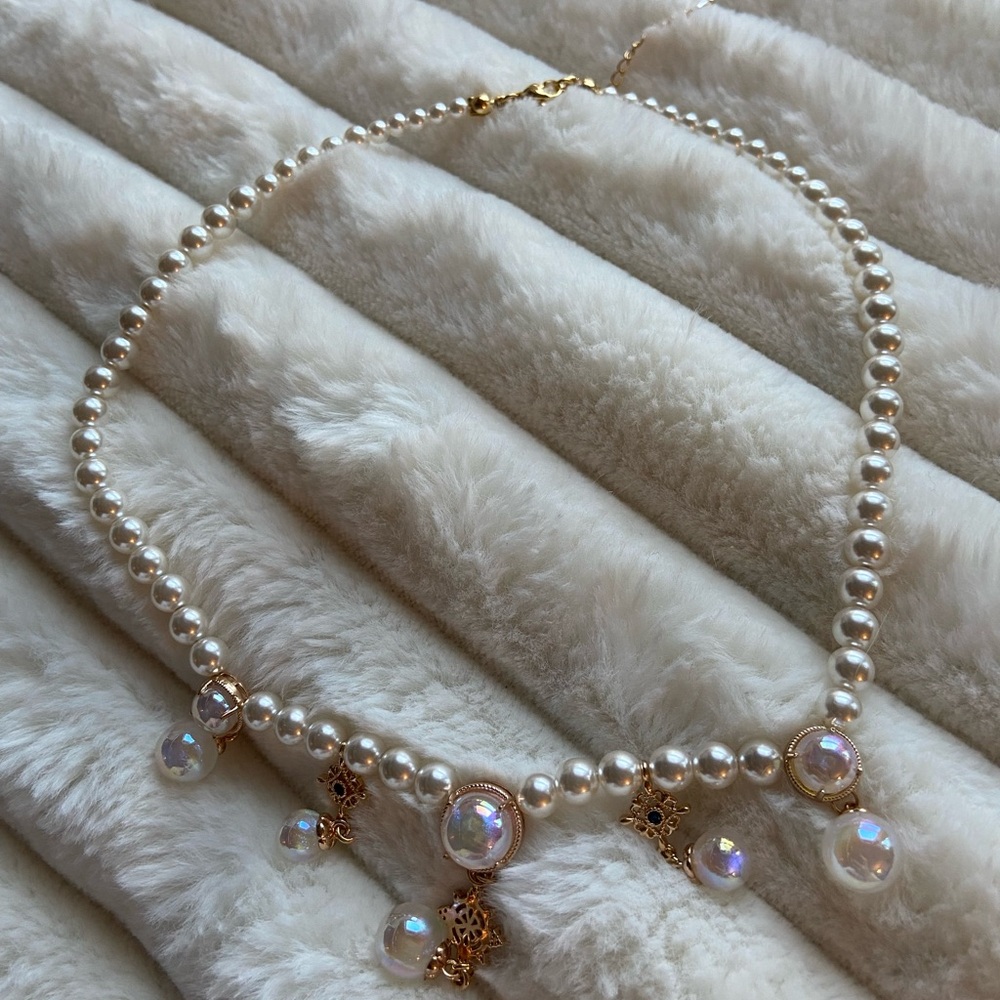 Elegant Pearl Necklace with Gold Accents